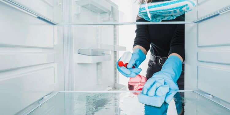 O truque caseiro para eliminar mau cheiro da geladeira facilmente