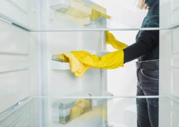 O truque caseiro para eliminar mau cheiro da geladeira facilmente