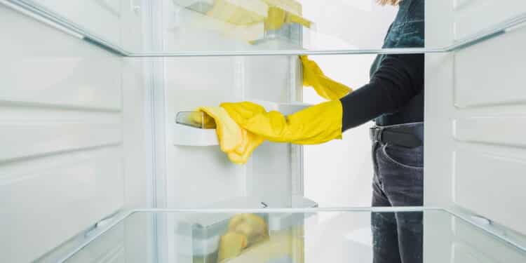 O truque caseiro para eliminar mau cheiro da geladeira facilmente