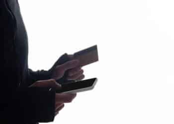 Como evitar golpes com falsas centrais de atendimento no Brasil