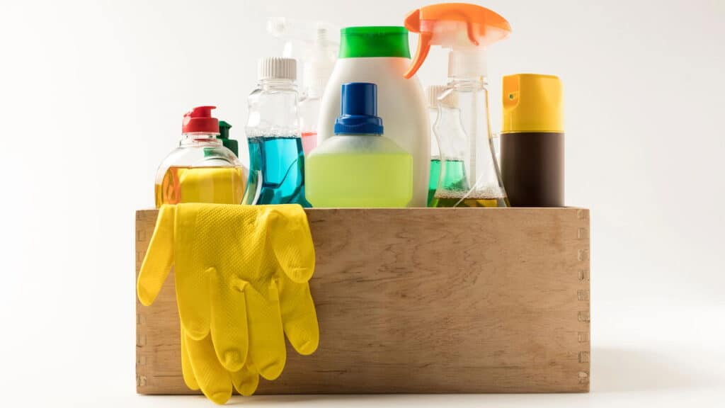O que nunca misturar na limpeza para evitar risco de intoxicação em casa
