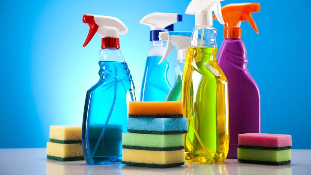 O que nunca misturar na limpeza para evitar risco de intoxicação em casa