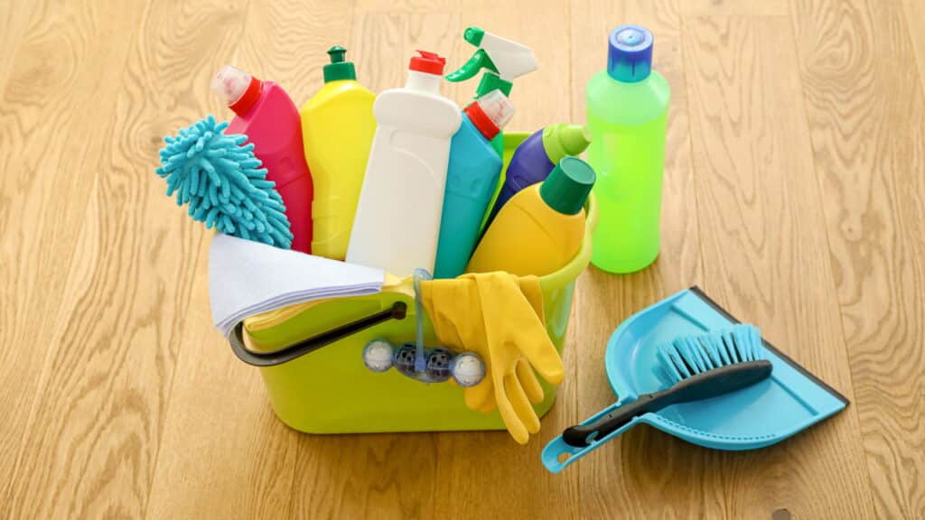 O que nunca misturar na limpeza para evitar risco de intoxicação em casa