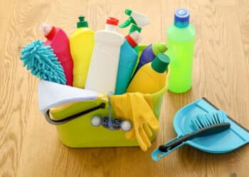 O que nunca misturar na limpeza para evitar risco de intoxicação em casa