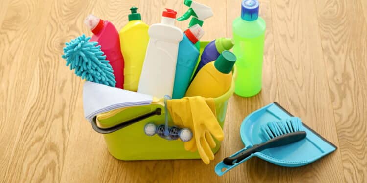 O que nunca misturar na limpeza para evitar risco de intoxicação em casa