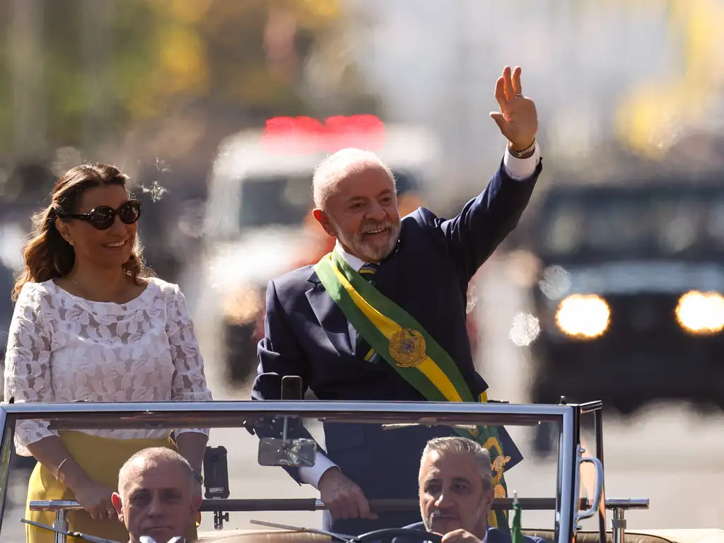 Quais foram os temas do desfile de 7/9 e quem estava presente?