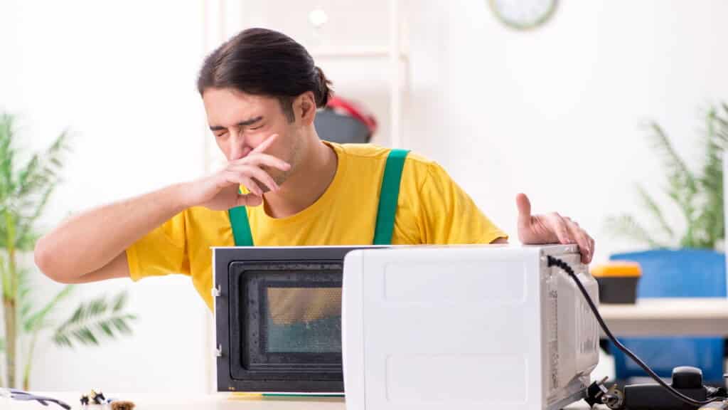 O truque para acabar com o mau cheiro do micro-ondas em minutos