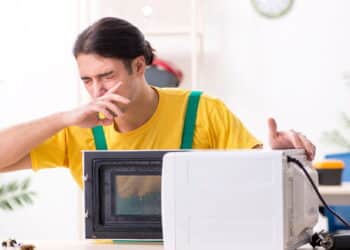 O truque para acabar com o mau cheiro do micro-ondas em minutos