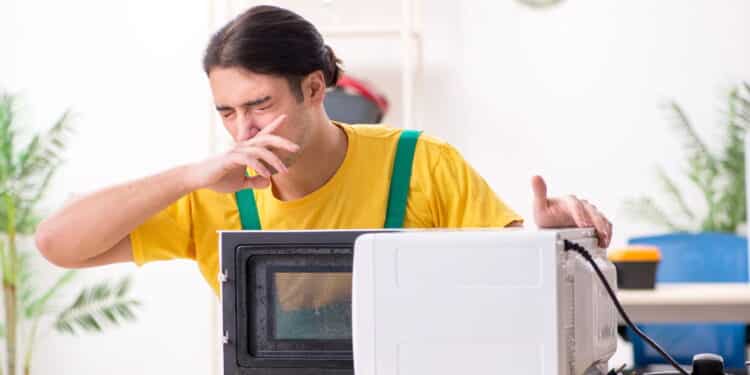 O truque para acabar com o mau cheiro do micro-ondas em minutos
