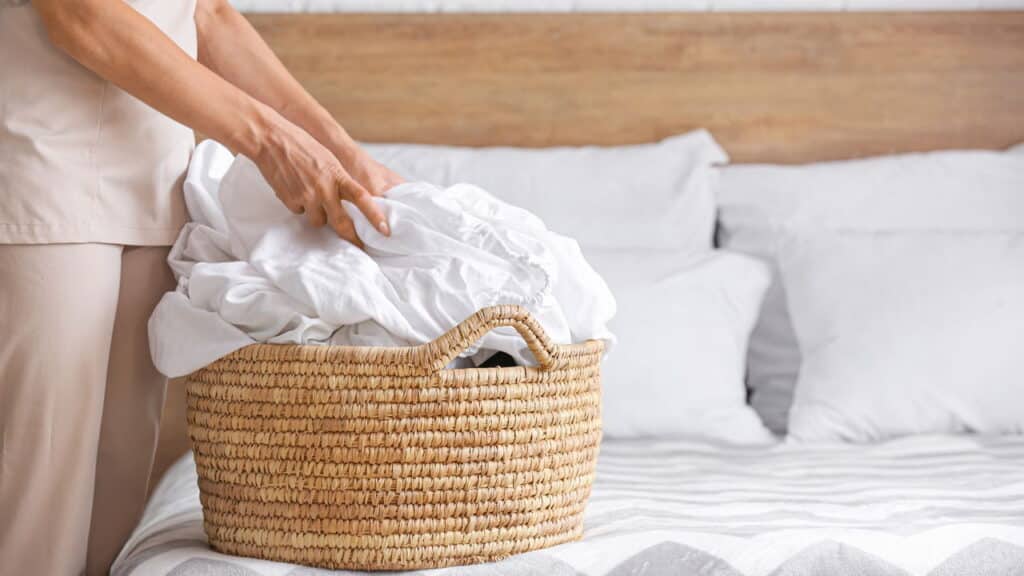 O método infalível para remover manchas das roupas brancas em pouco tempo