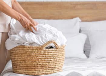 O truque simples para restaurar seus lençóis amarelados com o tempo