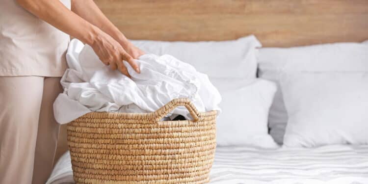 O truque simples para restaurar seus lençóis amarelados com o tempo