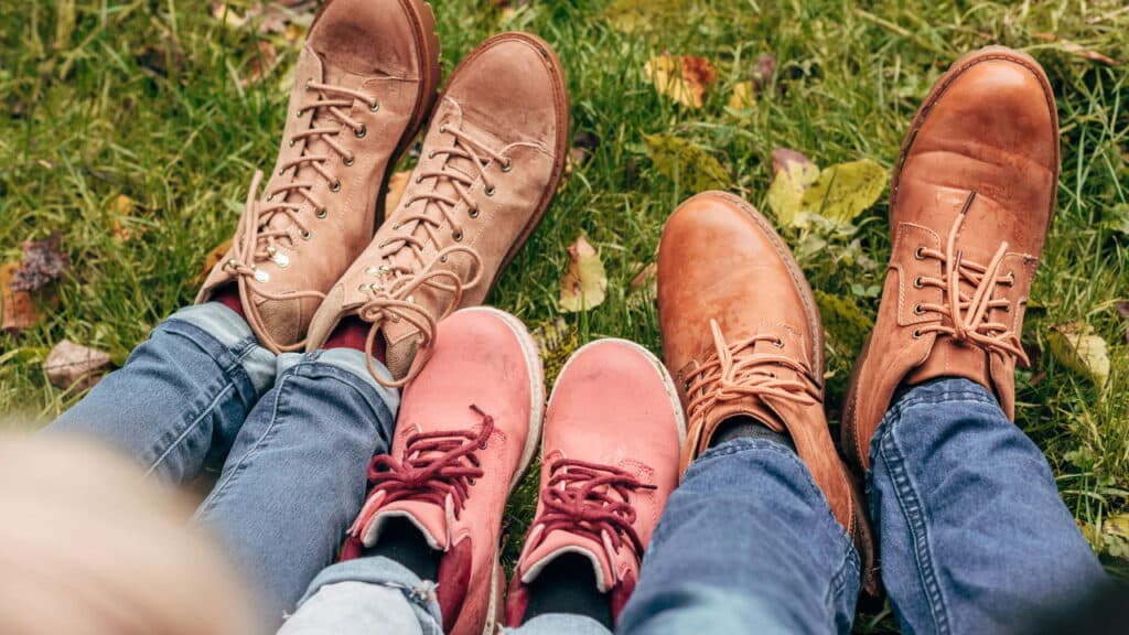 O segredo para tirar mau cheiro de sapatos e lavar sem danificar