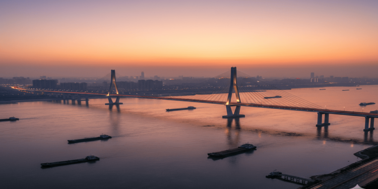 A maior ponte pênsil do planeta, com 10 km, foi inaugurada e já é símbolo de inovação e grandiosidade.
