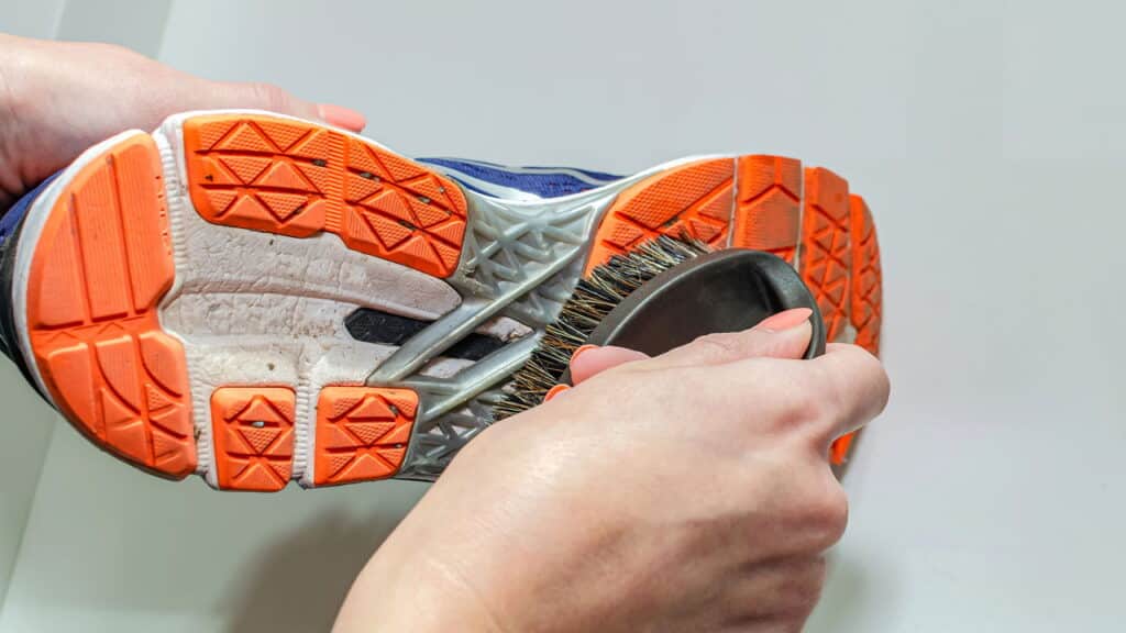O segredo para tirar mau cheiro de sapatos e lavar sem danificar