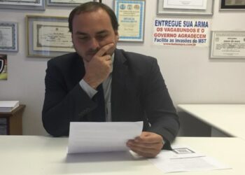 Carlos Bolsonaro faz boletim de ocorrência contra entidade radical de esquerda, entenda
