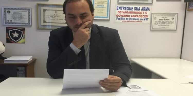Carlos Bolsonaro faz boletim de ocorrência contra entidade radical de esquerda, entenda