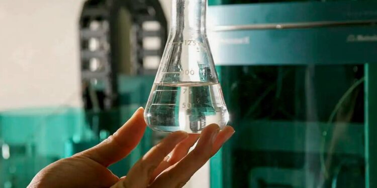 Anvisa vai importar antídoto contra metanol em meio a casos de intoxicação
