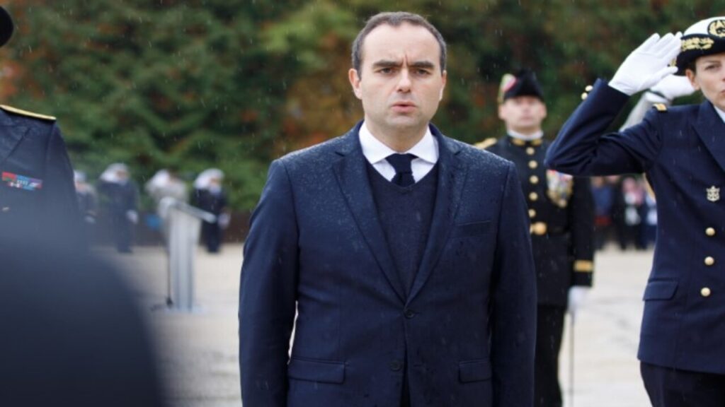 Caos na França com direita e esquerda pedindo a saída de Macron