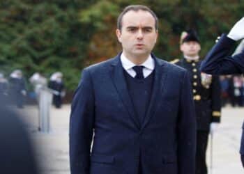 Caos na França com direita e esquerda pedindo a saída de Macron