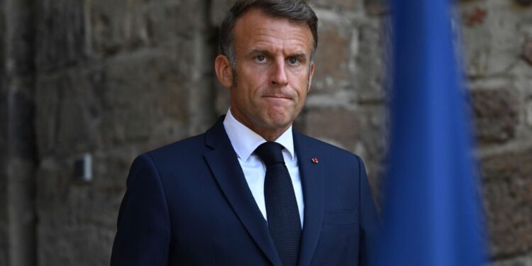 Caos na França com direita e esquerda pedindo a saída de Macron
