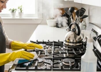 O segredo que elimina a gordura do fogão e deixa sua cozinha impecável