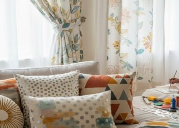 Como dar um visual novo às suas cortinas e almofadas com técnicas de pintura fáceis