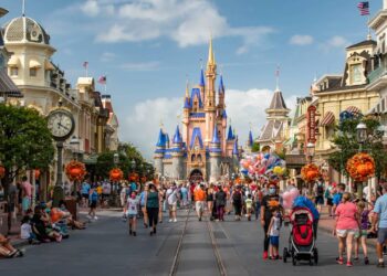 Disney decide abandonar linguagem neutra e resgata a saudação “senhoras e senhores” em seus parques