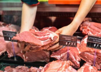 Frigorífico faz novo anúncio após remover faixa 'antipetista' e gerar polêmica