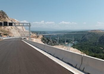 Conheça a ponte impressionante que une montanhas e encanta turistas
