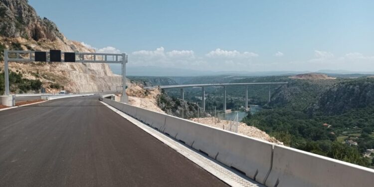 Conheça a ponte impressionante que une montanhas e encanta turistas