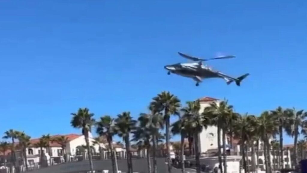 Helicóptero cai em praia lotada e deixa população em choque