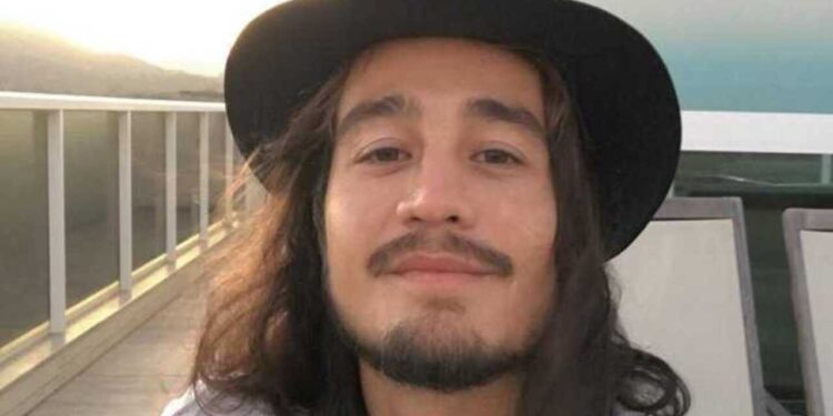 Cantor Tiago Iorc é internado às pressas