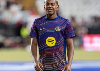Lamine Yamal segue no Barcelona mesmo após oferta bilionária chocante