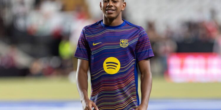 Lamine Yamal segue no Barcelona mesmo após oferta bilionária chocante