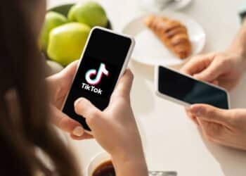 Novas regras do TikTok para adolescentes alertam pais e mudam uso da plataforma
