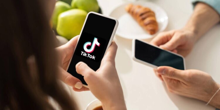 Novas regras do TikTok para adolescentes alertam pais e mudam uso da plataforma