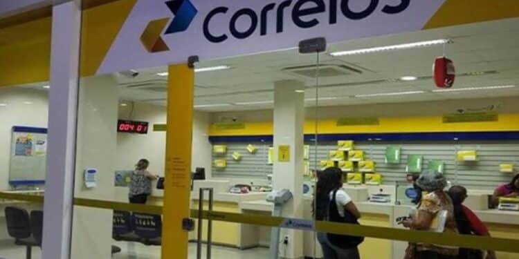 Correios enfrenta crise financeira mas faz gasto milionário em viagens ao exterior