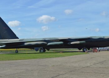 Bombardeiros nucleares dos EUA sobrevoam o Irã pela primeira vez e aumentam alerta mundial