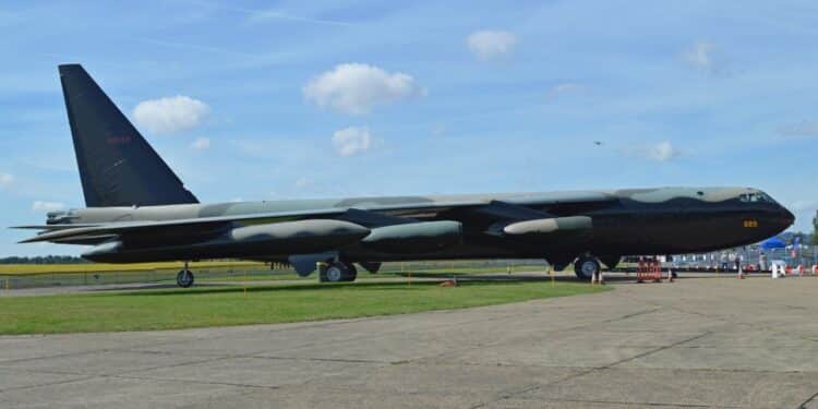 Bombardeiros nucleares dos EUA sobrevoam o Irã pela primeira vez e aumentam alerta mundial