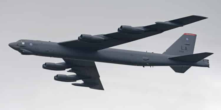 EUA envia bombardeiro nuclear em voo próximo à Venezuela