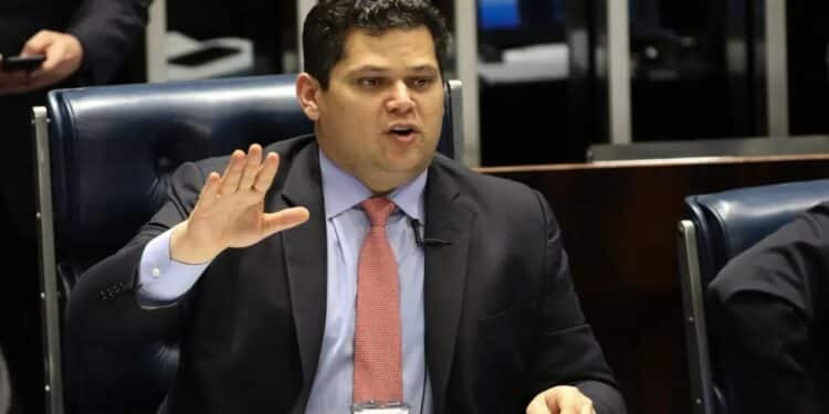 Alcolumbre recusa cargos nos Correios para aprovar Jorge Messias