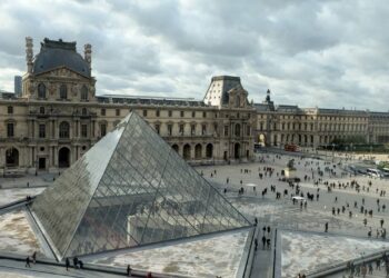 Assalto inédito no Museu do Louvre deixa Paris em choque