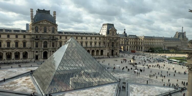 Assalto inédito no Museu do Louvre deixa Paris em choque