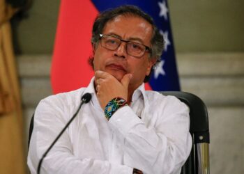 Avião do presidente da Colômbia teria enfrentado dificuldade para abastecer em Madri devido a sanções americanas