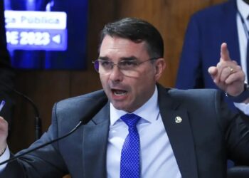 Justiça dá vitória a Flávio Bolsonaro em ação contra deputada petista