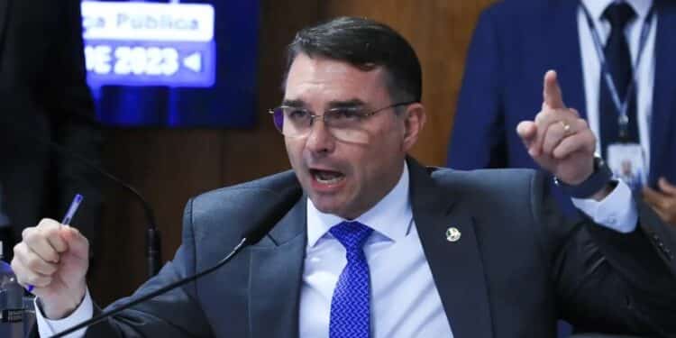 Flávio Bolsonaro defende intervenção dos EUA no combate ao narcotráfico no Rio