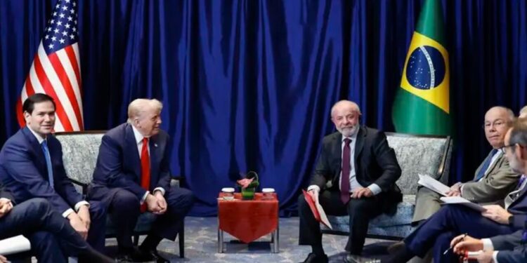 Lula viaja 24 horas, não consegue retirar tarifas nem sanções dos EUA e transforma encontro com Trump em sessão de fotos, como ironizou o advogado Martín de Luca