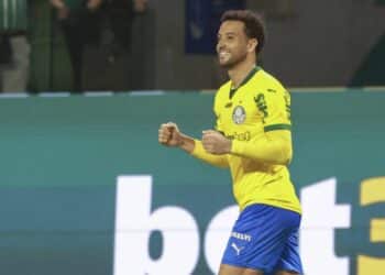 Jogador do Palmeiras consegue permissão para visitar pai preso e caso chama atenção