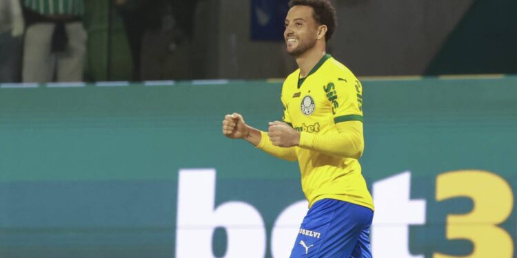 Jogador do Palmeiras consegue permissão para visitar pai preso e caso chama atenção